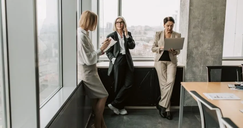 İş yerinde dikkat çekmeden şeffaf plak kullanmanın yolları İş yerinde dikkat çekmeden şeffaf plak kullanmanın yolları