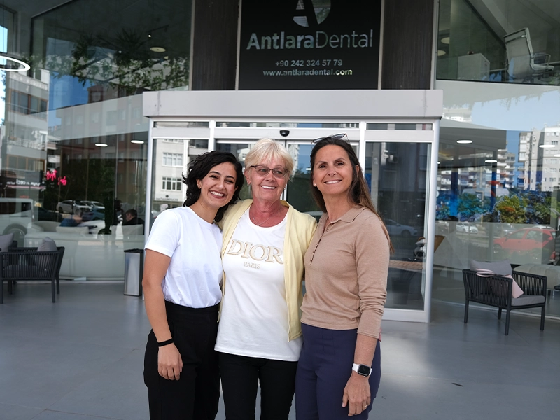 пациент и врачи стоят рядом и улыбаются