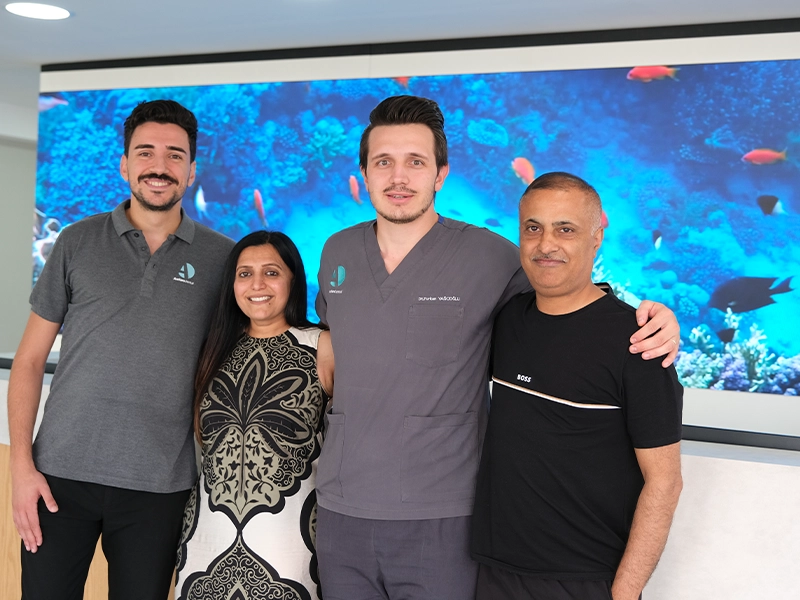 два человека стоят, у одного из них установлен зубной имплантат в клинике Antlara Dental в Турции