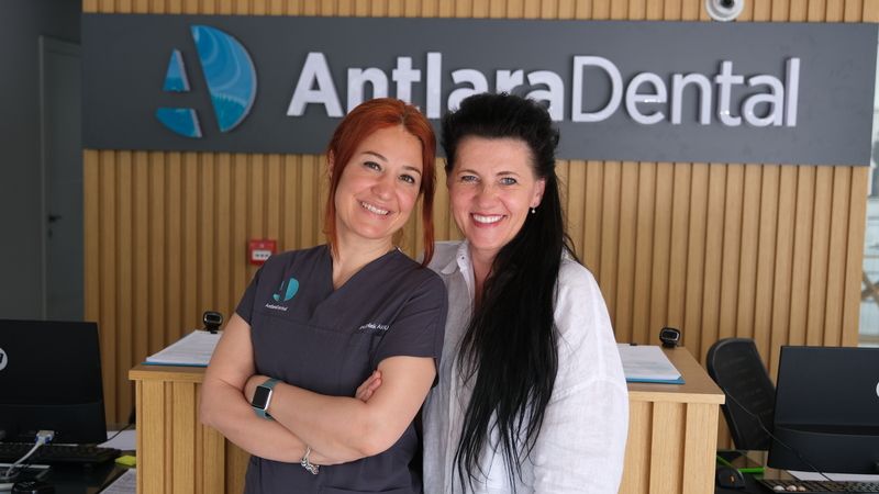 Zahnärztin Dilek und eine Frau, die sich Invisalign geben ließ, posieren für Kameras